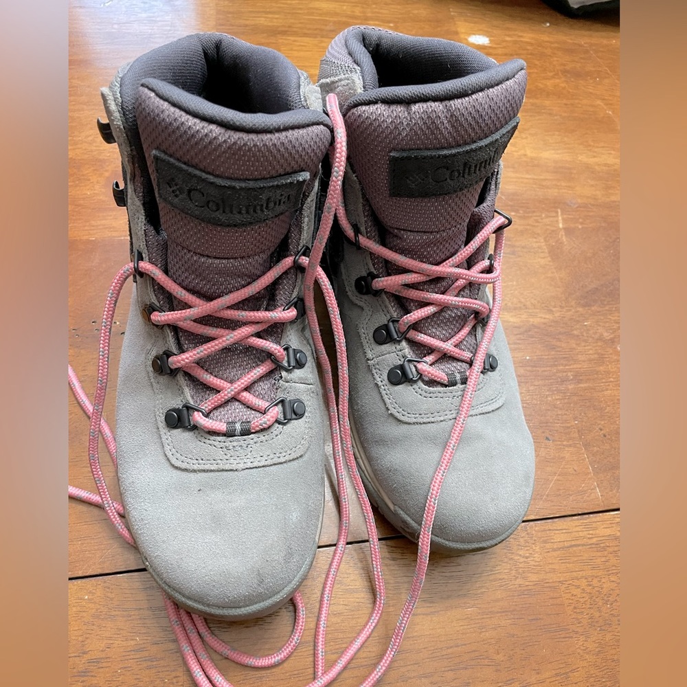 Columbia Newton Ridge women's suede hiking boots size 8.5